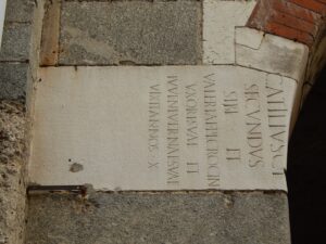 Frammento di epigrafe romana nel Palazzo della Ragione a Milano